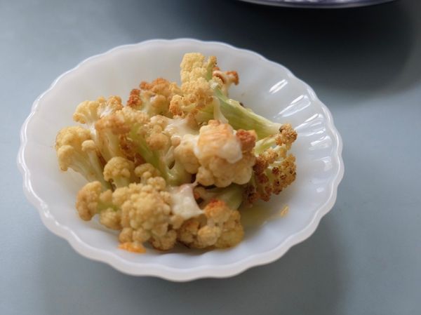 擺盤：烤好的花椰菜可以當作常備菜，需要的時候撒上起司，再放入烤箱烤一下，即完成！