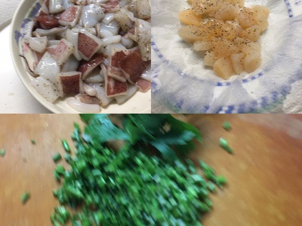 洋蔥切小丁（忘記拍照）， 透抽洗淨切塊，干貝洗淨瀝乾水分，歐芹莖切細，葉切碎（不用太碎）。