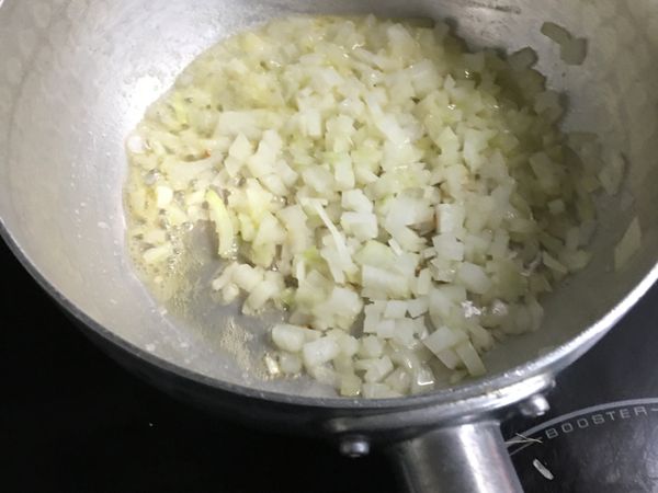 鍋加入適量橄欖油放入洋蔥丁拌炒