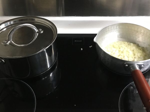 同時取另外一深鍋燒水煮麵用