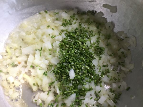 洋蔥丁拌炒一下加入歐芹莖一起拌炒