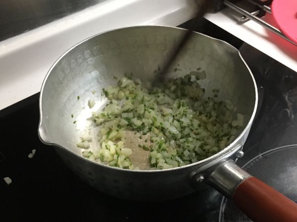 至洋蔥丁軟化（大概炒4-5分鐘）