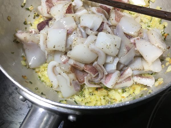 炒鍋洋蔥軟化後加入透抽拌炒