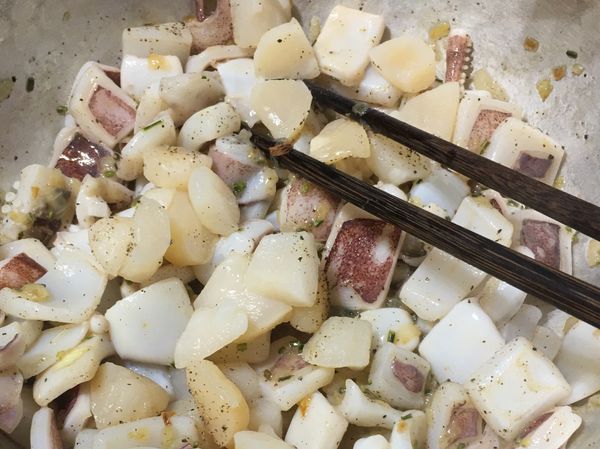 透抽拌炒2⃣️分鐘後再加入小干貝拌炒