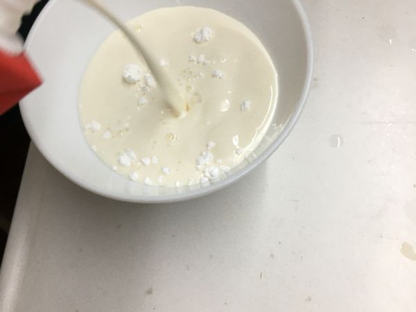 取一小碗倒入一大匙玉米粉及適量牛奶調勻成醬汁（取代用鮮奶油比較清爽）