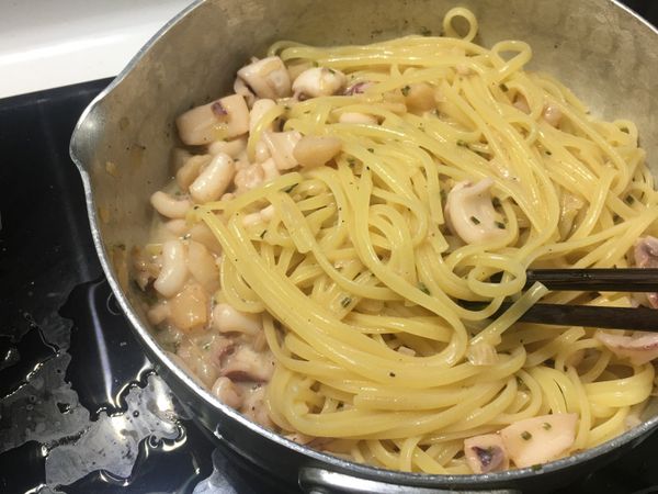 麵煮好倒了炒鍋中拌炒均勻二分鐘後熄火