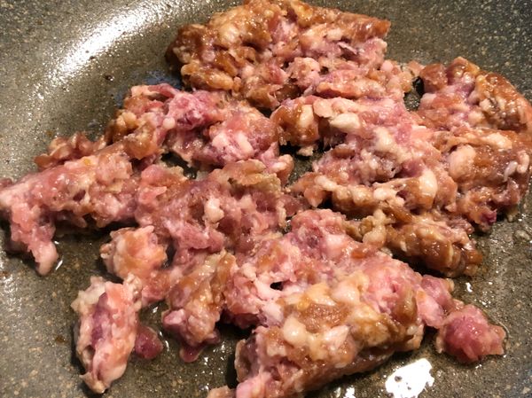 鍋裡不需放油，不沾鍋小火加熱約10秒（不沾鍋不能空燒太久哦），放入絞肉轉中小火炒熟⋯
（市場買的絞肉通常老闆都會加一些豬油，所以我沒再加任何油，喜歡吃油ㄧ點的人自行增加）