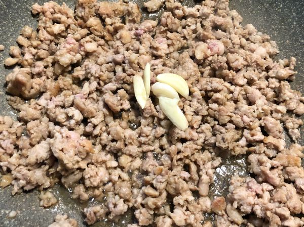 加入壓扁的蒜頭繼續翻炒出蒜香味⋯