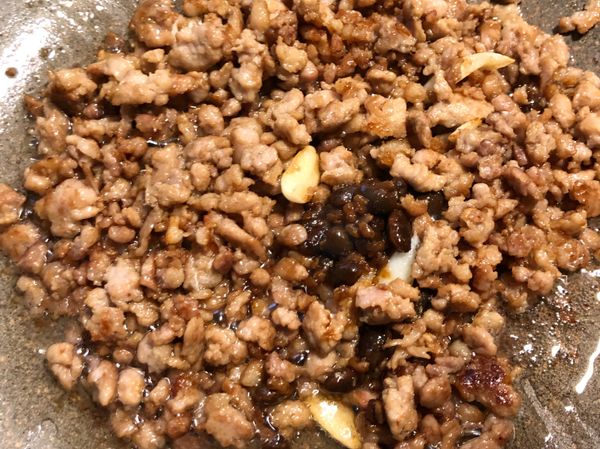 +1.5大匙醬油
+2大匙清水
+1小匙糖
翻炒均勻⋯