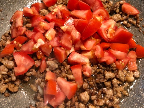 加入切丁的番茄⋯