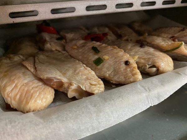 所有材料醃製隔夜。

小烤盤鋪烘培紙，放上醃好的雞中翼。