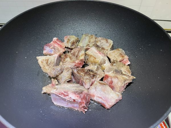油熱入排骨煎至雙面焦黃感