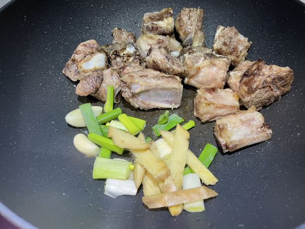 再放入蔥 薑 蒜爆香