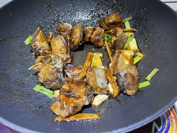 再入蠔油 生抽 老抽翻炒均勻