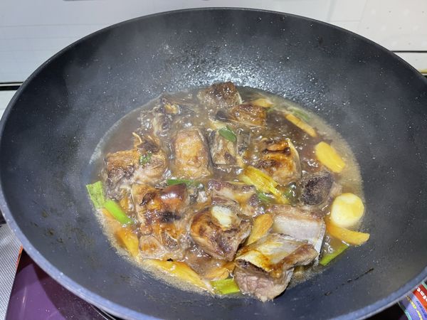 加入熱水半淹至肉