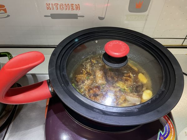 開大火煮開後
轉小火蓋上鍋蓋燜20分