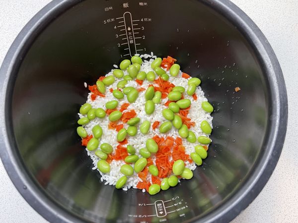 米洗淨入紅蘿蔔乾 毛豆