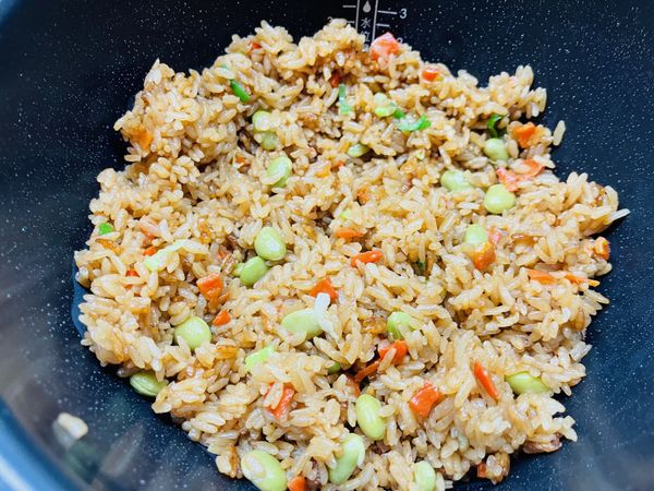 先取出排骨後
將鍋中的飯翻拌均勻