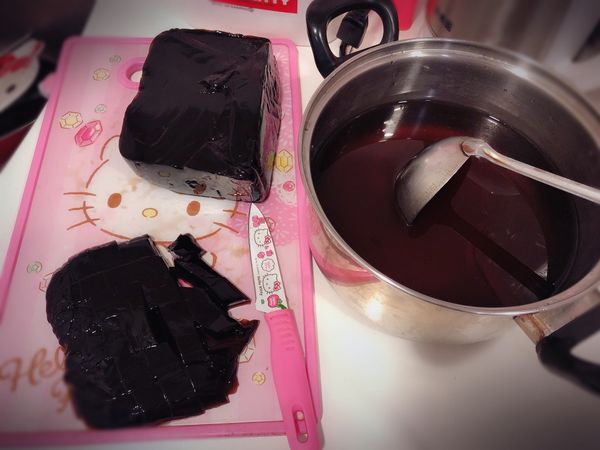 砂糖倒下去 還有仙草汁
仙草切塊