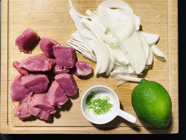 1/2顆 洋蔥切絲。豬里肌肉切塊，檸檬刨屑備用。