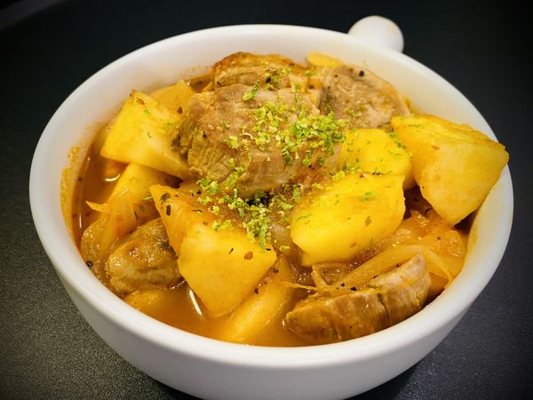 熱鍋，微炒洋蔥上色，倒入燉鍋，豬里肌肉塊煎至上色即可放入燉鍋，放入蕃茄香料醬，月桂葉，黑胡椒及鹽，水倒入至可沒入食材處，蓋鍋蓋中火燉煮20分鐘。蘋果切塊放入燉鍋煮5分鐘，最後灑上檸檬皮屑增添香氣，快ㄧ起上桌享用吧！