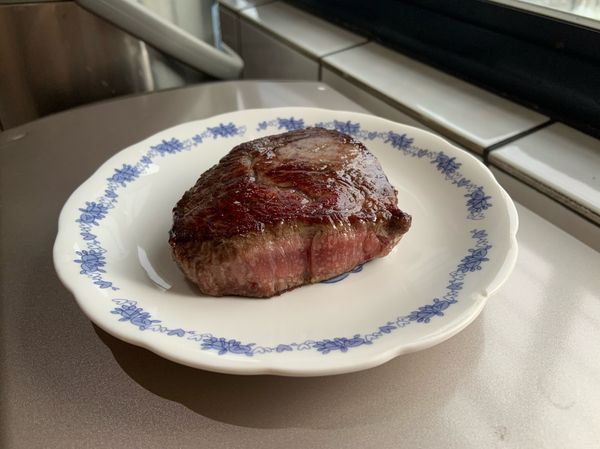 牛排取出 靜置5分鐘 就可以吃了