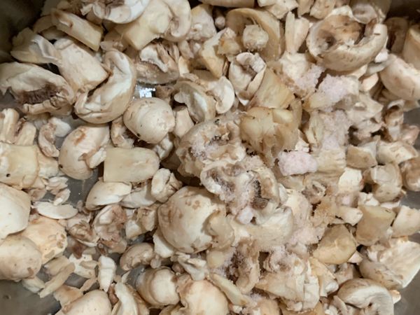 蘑菇用紙巾擦乾淨後，用手捏碎，灑點鹽，稍微抓醃，靜置10分鐘出水。