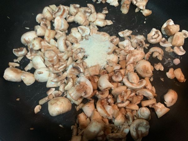 冷鍋下蘑菇，炒軟後，放入洋蔥丁、炒至金黃色，再加2大匙水，加入鹽或雞粉1大匙，滾煮3分鐘。