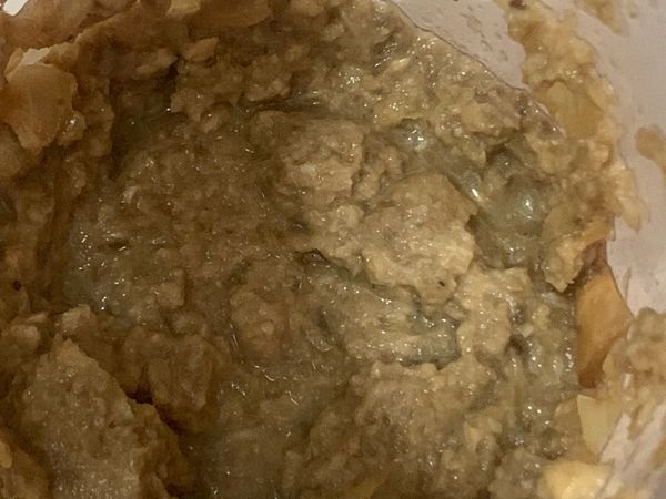 利用調理機，打碎蘑菇及洋蔥丁。