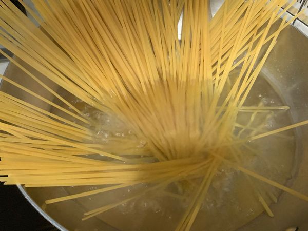 水滾下鹽，放入義大利麵，因為等一下還要煨煮，所以煮的時間要比包裝時間少一點。