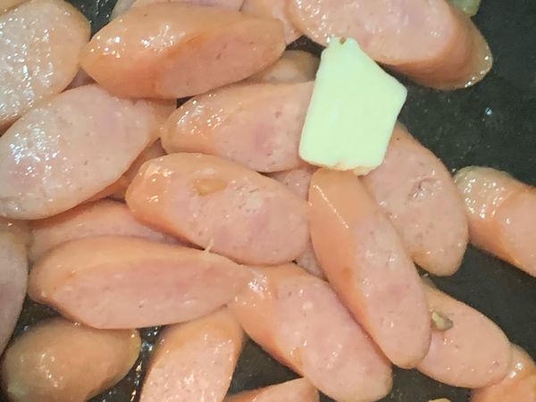 熱鍋放入奶油、蒜末、切好的培根或德式香腸。