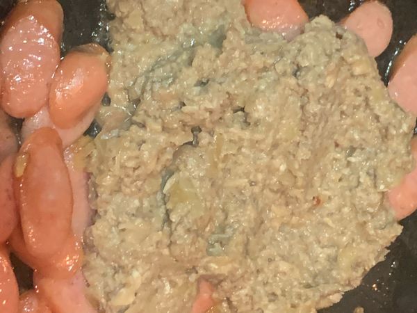 煎好後倒入打碎的菇醬及鮮奶油，改小火，煮至濃稠