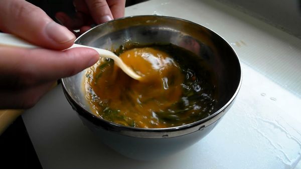 九層塔切絲與雞蛋以及調味料A拌勻成蛋液