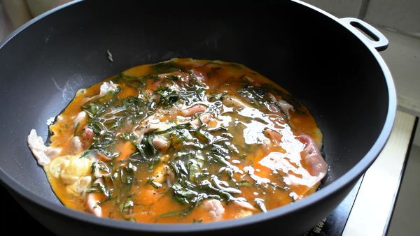 倒入步驟A拌好的蛋液，蓋上鍋蓋中火悶1分鐘