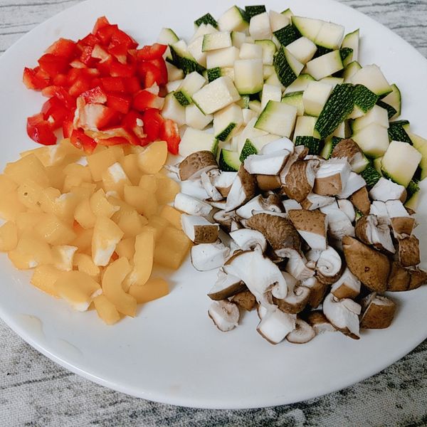 將鮮香菇、黃甜椒、紅甜椒和櫛瓜都切小丁狀備用。