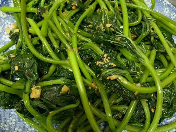 把地瓜葉洗淨
蒜頭和辣椒切末