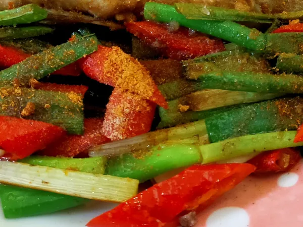 青蔥，辣椒切段
用煎魚的油熱一下就可以起鍋
放在一旁
灑點椒鹽粉可以配魚一起吃
會更香喔
