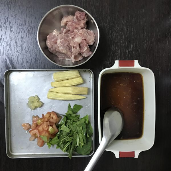 準備食材，蒜頭切碎、番茄切碎、九層塔切碎；醬汁條好備用。