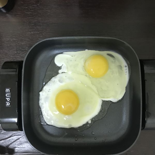 荷包蛋先以油鍋煎熟～～玉米筍請用滾水川燙～～