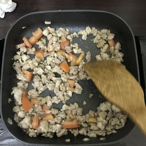 放入切碎的番茄，翻炒後～～