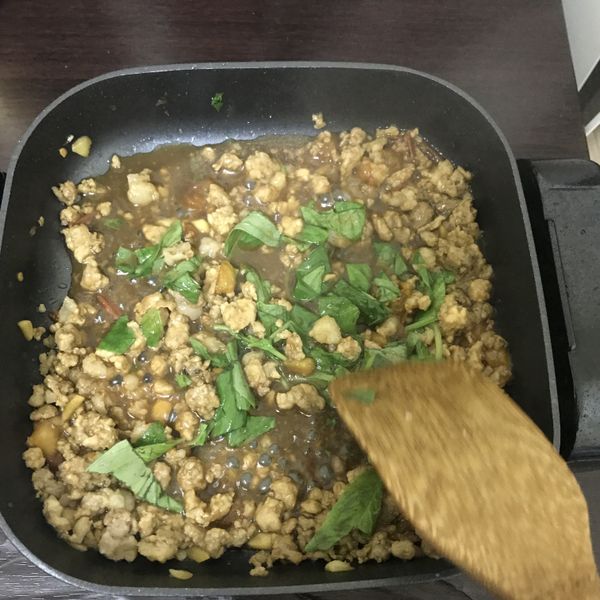 放入切碎的九層塔，收點汁！！泰式打拋豬～上桌