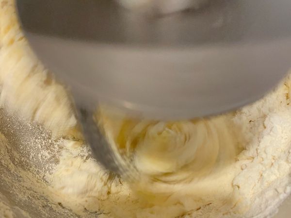 除奶油之外，其餘材料放入攪拌缸中，打至擴展階段