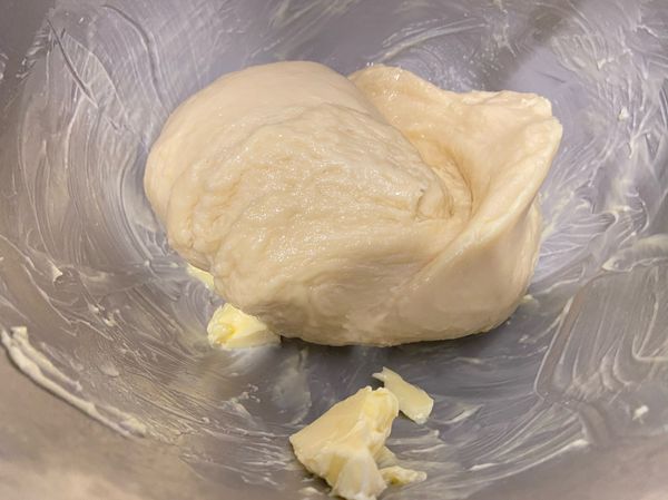 將奶油放入拌打鋼中，打至完成階段