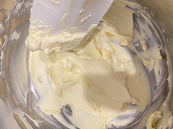 等待鬆弛的時候先來做內餡，糖、奶油乳酪打至糖融化拌勻