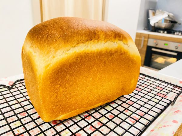 出爐後震一下烤模後即刻脫模放涼