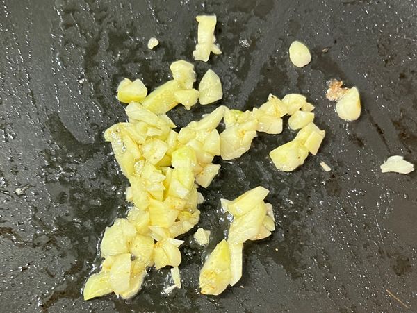 熱鍋倒入少許油放入蒜末爆香