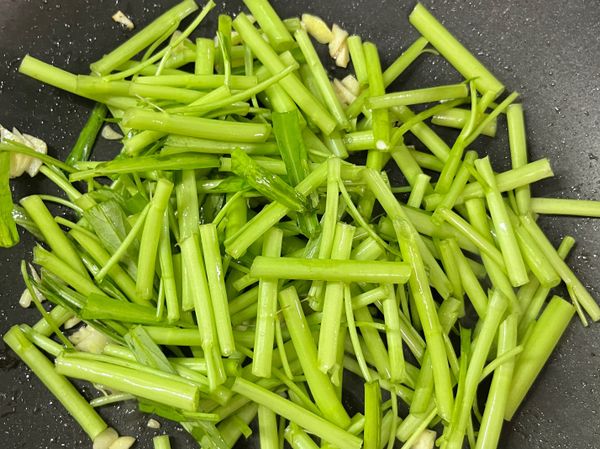 先放入空心菜莖的部分先拌炒