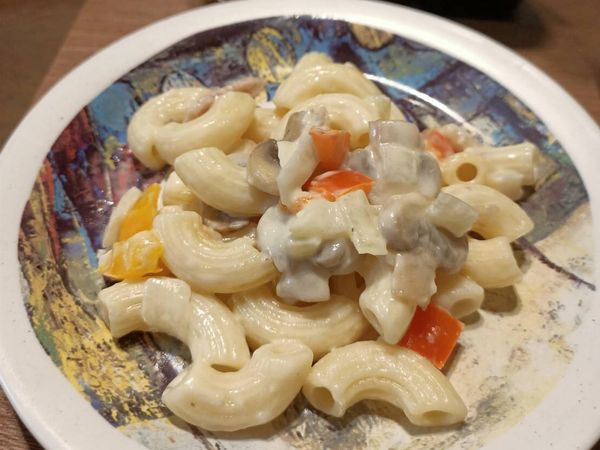 煮好的通心粉倒入奶醬中再煮一下，裝盤後可再灑上黑胡椒或義大利綜合香料增添風味