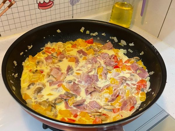 加入培根、甜椒、洋菇拌炒