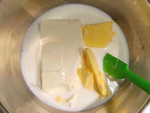 Cream cheese，無鹽奶油，鮮奶放入鍋中隔水加熱全程用小火慢慢攪拌，至材料融合。
＃材料融化就好，不要過熱，如果太熱，就放置降溫後再行下一個步驟。
